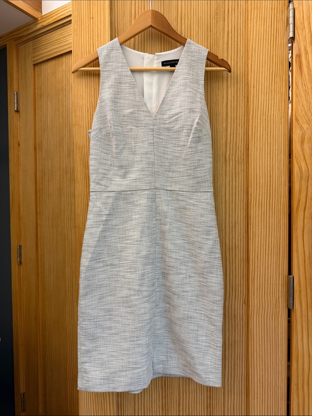 Banana Republic Light Gray Textured V-Neck Sheath Dress